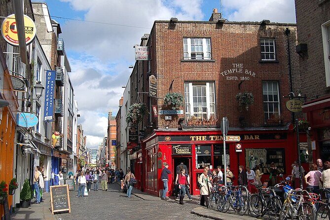 The Best of Dublin - Highlights and Hidden Corners - Dublin Castle gardens and Temple Bar: two icons, one story